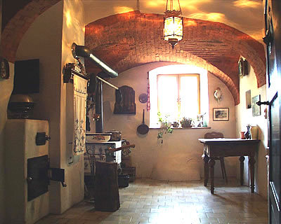Historische Küche: Wohnbereich / Saal mit Säulen
